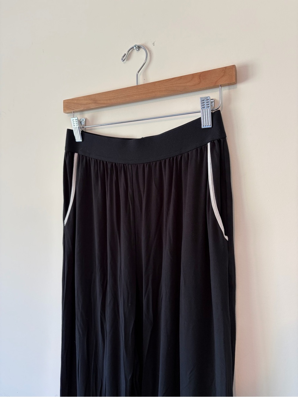 WeWoreWhat Black Pajama Set White Contrast Trim - Picture 10 of 11